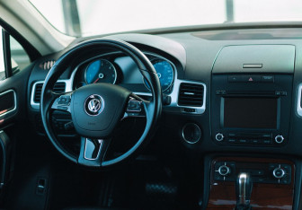 Подержанный автомобиль Volkswagen Touareg 2011 года (10 фото)