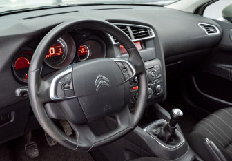 Подержанный автомобиль Citroen C4 Hatchback 2012 года (10 фото)