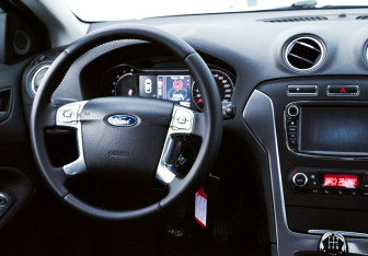 Подержанный автомобиль Ford Mondeo Liftback 2010 года (11 фото)