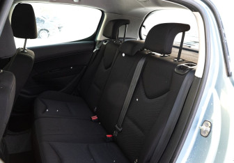 Подержанный автомобиль Peugeot 308 Hatchback 2012 года (17 фото)