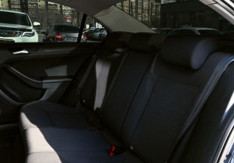 Подержанный автомобиль Volkswagen Jetta Sedan 2013 года (17 фото)