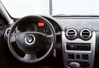 Подержанный автомобиль Renault Sandero 2012 года (15 фото)