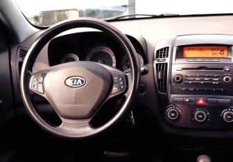 Подержанный автомобиль Kia Ceed Wagon 2008 года (19 фото)