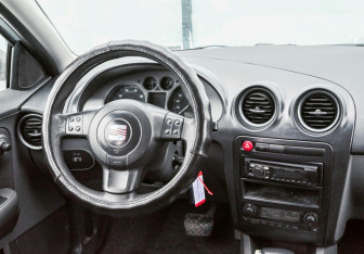 Подержанный автомобиль SEAT Ibiza Hatchback 2007 года (11 фото)