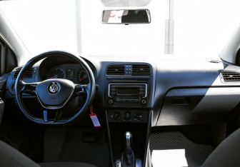 Подержанный автомобиль Volkswagen Polo Sedan 2017 года (16 фото)