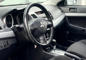 Подержанный автомобиль Mitsubishi Lancer Sedan 2010 года (9 фото)