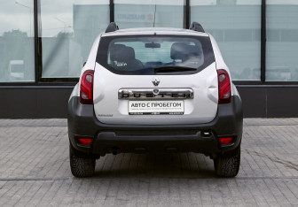 Подержанный автомобиль Renault Duster 2015 года (4 фото)