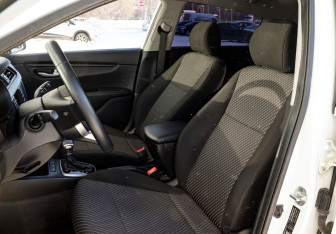 Подержанный автомобиль Kia Rio Hatchback 2018 года (9 фото)