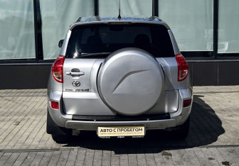 Подержанный автомобиль Toyota RAV4 2007 года (4 фото)