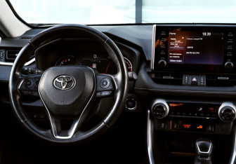 Подержанный автомобиль Toyota RAV4 2022 года (20 фото)
