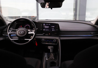 Подержанный автомобиль Hyundai Elantra Sedan 2021 года (17 фото)