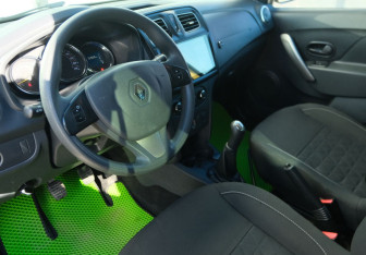 Подержанный автомобиль Renault Sandero 2018 года (9 фото)