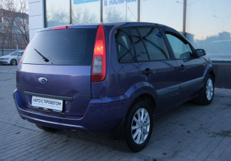 Подержанный автомобиль Ford Fusion 2006 года (5 фото)