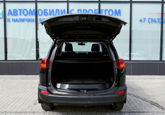 Подержанный автомобиль Toyota RAV4 2015 года (20 фото)