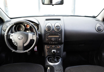 Подержанный автомобиль Nissan Qashqai 2008 года (12 фото)
