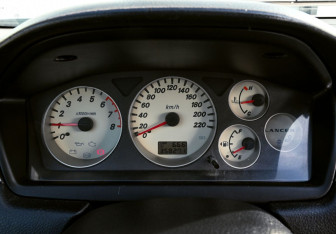 Подержанный автомобиль Mitsubishi Lancer Sedan 2004 года (11 фото)