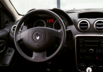 Подержанный автомобиль Renault Duster 2014 года (17 фото)