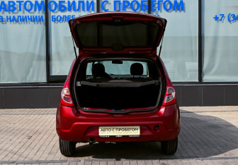 Подержанный автомобиль Renault Sandero 2014 года (17 фото)