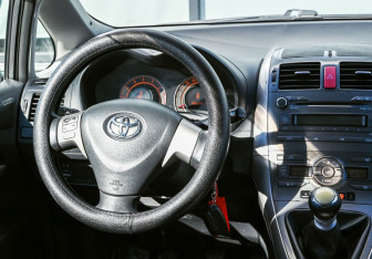 Подержанный автомобиль Toyota Auris Hatchback 2009 года (18 фото)