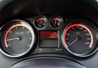 Подержанный автомобиль Peugeot 408 2014 года (17 фото)