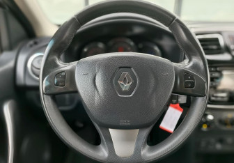 Подержанный автомобиль Renault Sandero 2016 года (12 фото)