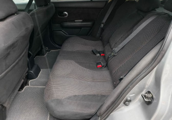 Подержанный автомобиль Nissan Tiida Hatchback 2011 года (17 фото)