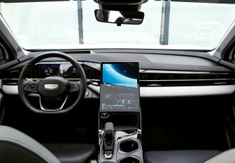Подержанный автомобиль Geely Atlas 2024 года (19 фото)