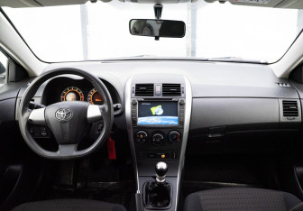 Подержанный автомобиль Toyota Corolla Sedan 2012 года (16 фото)