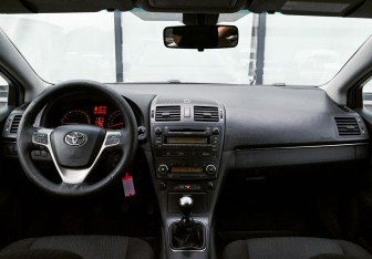 Подержанный автомобиль Toyota Avensis Sedan 2009 года (17 фото)