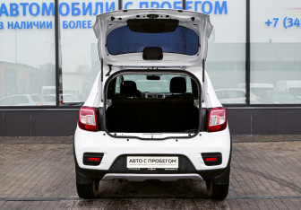 Подержанный автомобиль Renault Sandero 2021 года (18 фото)
