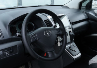 Подержанный автомобиль Toyota Corolla Verso 2006 года (9 фото)