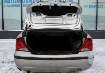 Подержанный автомобиль Ford Focus Sedan 2003 года (18 фото)