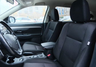 Подержанный автомобиль Mitsubishi Outlander 2013 года (17 фото)