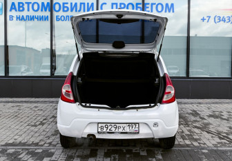 Подержанный автомобиль Renault Sandero 2011 года (17 фото)