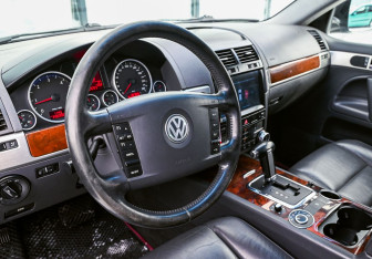 Подержанный автомобиль Volkswagen Touareg 2008 года (10 фото)