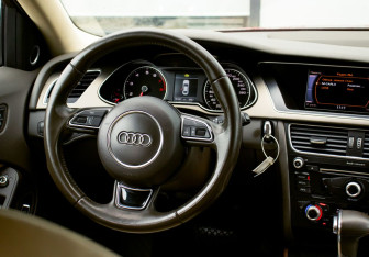 Подержанный автомобиль Audi A4 Sedan 2013 года (19 фото)
