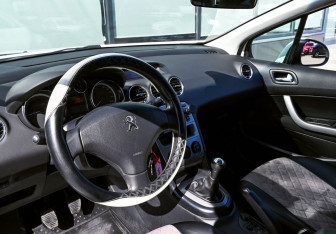 Подержанный автомобиль Peugeot 408 2013 года (14 фото)
