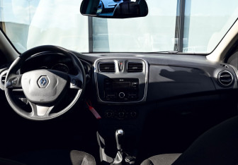 Подержанный автомобиль Renault Sandero 2017 года (18 фото)