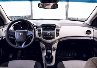 Подержанный автомобиль Chevrolet Cruze Hatchback 2012 года (16 фото)