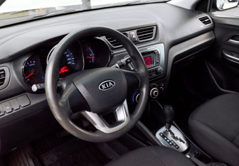 Подержанный автомобиль Kia Rio Sedan 2012 года (13 фото)