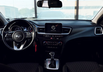 Подержанный автомобиль Kia Ceed Wagon 2019 года (19 фото)