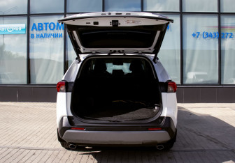 Подержанный автомобиль Toyota RAV4 2020 года (20 фото)