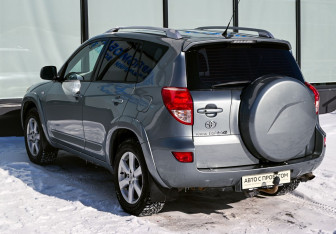 Подержанный автомобиль Toyota RAV4 2007 года (3 фото)