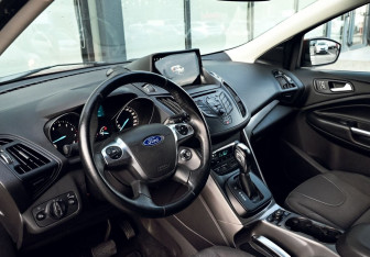Подержанный автомобиль Ford Kuga 2015 года (16 фото)