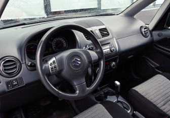 Подержанный автомобиль Suzuki SX4 Hatchback 2010 года (8 фото)