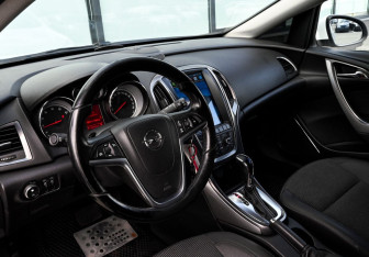 Подержанный автомобиль Opel Astra Hatchback 2011 года (16 фото)