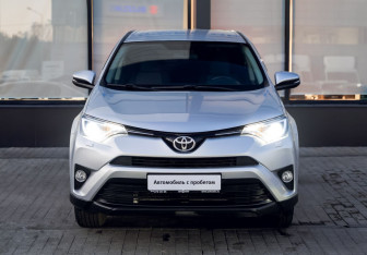 Подержанный автомобиль Toyota RAV4 2018 года (8 фото)