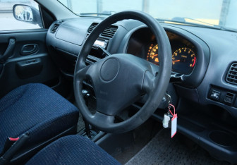 Подержанный автомобиль Suzuki Swift Hatchback 2002 года (9 фото)