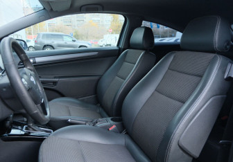 Подержанный автомобиль Opel Astra Hatchback 2008 года (10 фото)