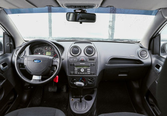 Подержанный автомобиль Ford Fiesta Hatchback 2007 года (12 фото)